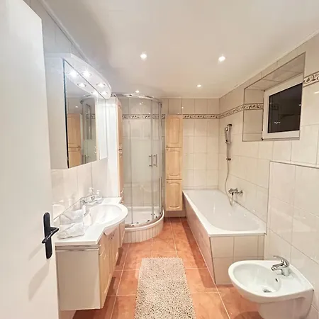 Luminous - Kostenloser Parkplatz , Stadt Nähe *